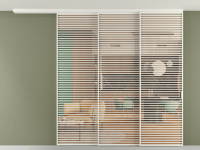 Алюминевая перегородка pv3_07_ Алюминий светло-серый Прозрачное оранжевое стекло, триплекс, 6мм. Цвет Алюминий светло-серый. Материал Алюминий в эмали. Коллекция Перегородка Formato вдоль стены на потолок телескопик синхро 3. Картинка.